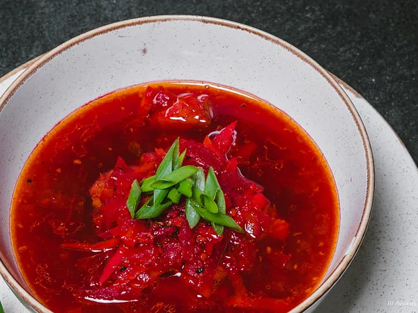 Борщ горячий с ржаным хлебом и домашним салом