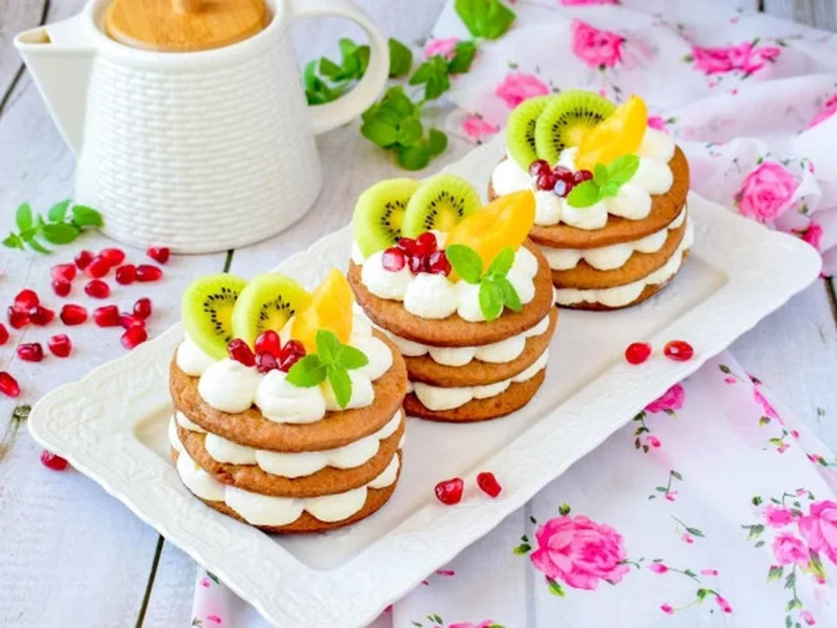 Медовые пирожные с кремом